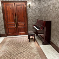 披露宴会場まえの扉とピアノ