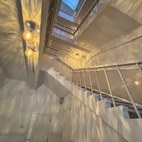 入り口付近の螺旋階段の下からのアングル