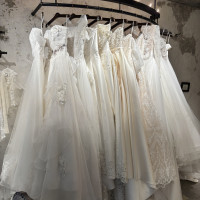 ドレスサロン内のウエディングドレス