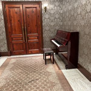 披露宴会場まえの扉とピアノ|777442さんのアイルマリー横浜の写真(2575553)