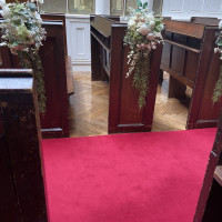 白いドレスが映えるような赤でした