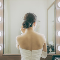 花嫁は大きな女優ミラーの前でお支度。新郎も同室での支度です。