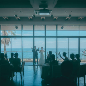 テラスからの入場演出。ガラス張りの会場からは海が綺麗|777446さんのTHE SURF OCEAN TERRACE(ザ・サーフ オーシャンテラス)の写真(2570451)