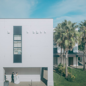 バンケット棟で支度をして、挙式会場へは外を通って向かいます。|777446さんのTHE SURF OCEAN TERRACE(ザ・サーフ オーシャンテラス)の写真(2572169)