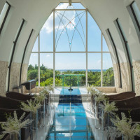 琉球ガラスを敷き詰めたバージンロードと自然光が入るチャペル