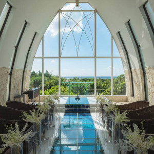 琉球ガラスを敷き詰めたバージンロードと自然光が入るチャペル|777447さんのクルデスール・チャペル(ワタベウェディング)の写真(2570443)