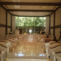 外の緑がより一層挙式会場を明るく感じさせてくれます