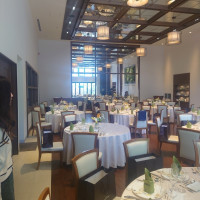 椅子も高級感があり天井も高くて広々とした空間でした