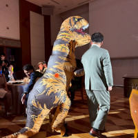 恐竜の着ぐるみでサプライズ登場