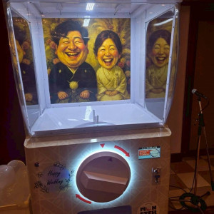 巨大なガチャガチャの設置をさせてもらいました|777457さんのノートルダム神戸/FIVESTAR WEDDINGの写真(2570532)