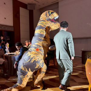 恐竜の着ぐるみでサプライズ登場|777457さんのノートルダム神戸/FIVESTAR WEDDINGの写真(2570539)
