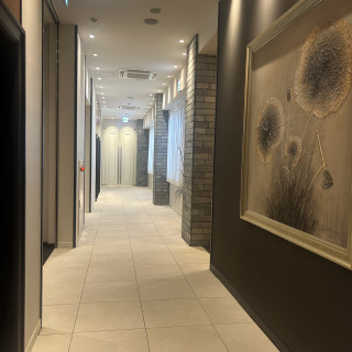 ゲストがチャペルへ向かう廊下