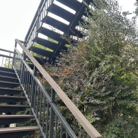 ガーデンから2階へ続く階段