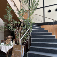 ウェルカムスペースと2階へ続く階段