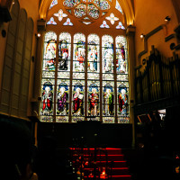 チャペル　照明少し暗め