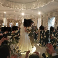 円形の挙式会場でのフラワーシャワー