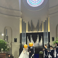 チャペルで新郎新婦がこちらを向いているタイミングの写真です。