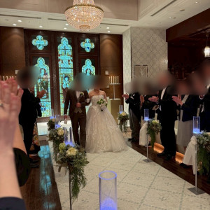 皆に見守られながら、バージンロードを歩くことが出来ました。|777489さんのホテルモントレエーデルホフ札幌の写真(2570859)