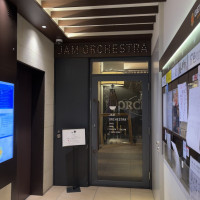 明るくてわかりやすい外観！
左がエレベーター