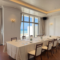 少人数でも寂しさを感じさせない広さで海の見える披露宴会場