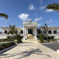 青を基調としたチャペル。海がバックにあります。