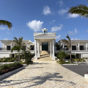 青を基調としたチャペル。海がバックにあります。|777496さんのラソール シー リゾート シエール教会　チュチュリゾートウエディングの写真(2570995)