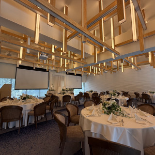 天井が高く開放的。木目調のライトが暖かい