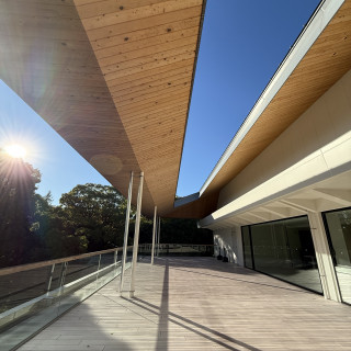 晴れの日はテラスで挙式。バージンロードも長く取れます!