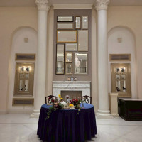 白い会場に紺色を入れることで大人なコーディネートになりました