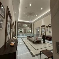 真ん中に大きなソファーがあり、ゲストもゆっくりと待てます