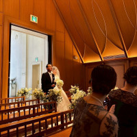 木のあたたかさが感じられるチャペルです