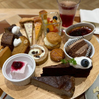 式後にケーキビュッフェを食べられて幸せでした