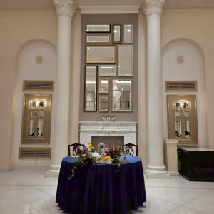 白い会場に紺色を入れることで大人なコーディネートになりました|777527さんのアーフェリーク迎賓館（熊本）/テイクアンドギヴ・ニーズウェディングの写真(2572909)