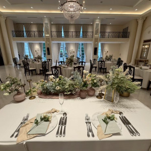 白基調の会場なので、使う色で雰囲気が、ガラッと変わります|777527さんのアーフェリーク迎賓館（熊本）/テイクアンドギヴ・ニーズウェディングの写真(2572239)