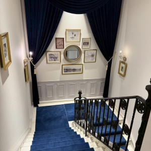 階段からドレス姿を撮影したら素敵でした|777527さんのアーフェリーク迎賓館（熊本）/テイクアンドギヴ・ニーズウェディングの写真(2572222)