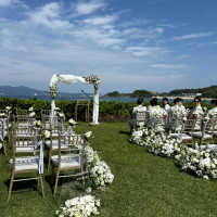 参列者の椅子にもお花をつけました