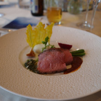 目の前でお肉を切ってもらう演出も含めたものにしました