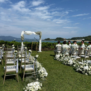 参列者の椅子にもお花をつけました|777537さんのハレクラニ沖縄の写真(2572171)