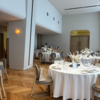 披露宴会場です。
机の配置は丸や、長机など柔軟に選べます