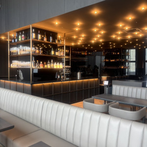 待合室で、バーカウンターからウェルカムドリンクが提供|777544さんのuneの写真(2571658)