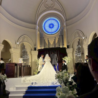 青いバージンロードでドレスが映える挙式会場