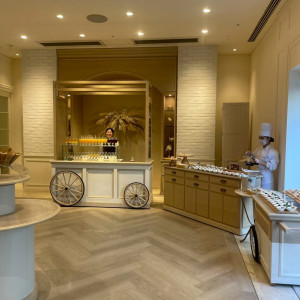 スタッフさんがその場で調理し提供してくれるデザートビュッフェ|777577さんのアニヴェルセル 大阪の写真(2571358)