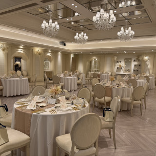 白基調の披露宴会場です。