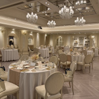 白基調の披露宴会場です。