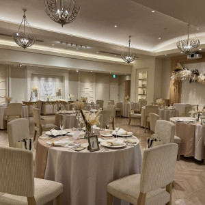 ナチュラル寄りの披露宴会場。
こっちの方がコンパクト。|777642さんのアニヴェルセル 大阪の写真(2572452)