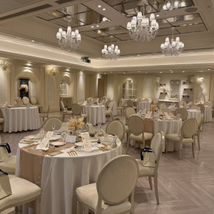 白基調の披露宴会場です。|777642さんのアニヴェルセル 大阪の写真(2572447)