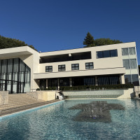 噴水が見える外観