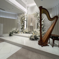 挙式会場は天井もキラキラです