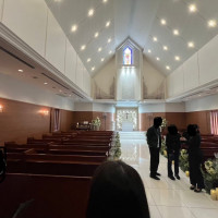 チャペル奥にオルガンが置かれており生演奏してくれます