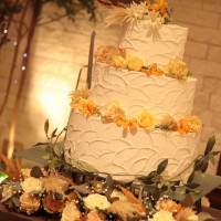 本番で使用した式場用意のイミテーションケーキと装花イメージ